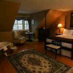 Deluxe_Room_Queen_Bed_Claw_402